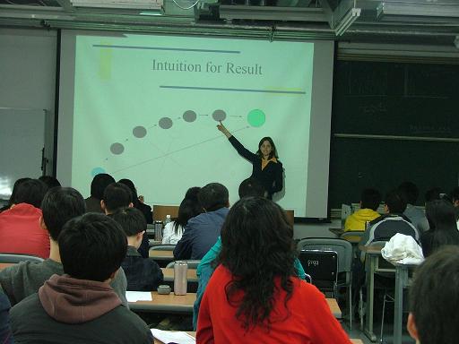 Dr.Silvia为商学院同学们讲课